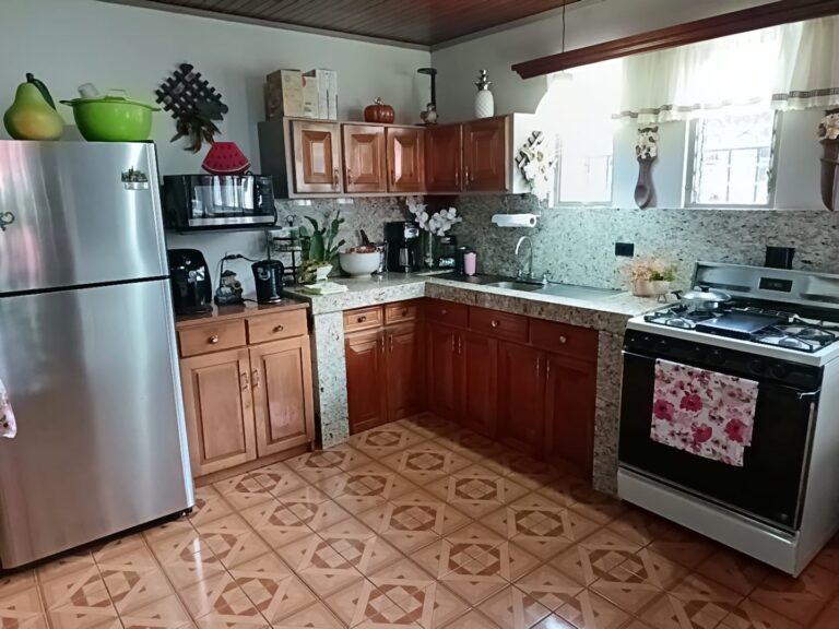 For Sale: 3 Home Property in Poás