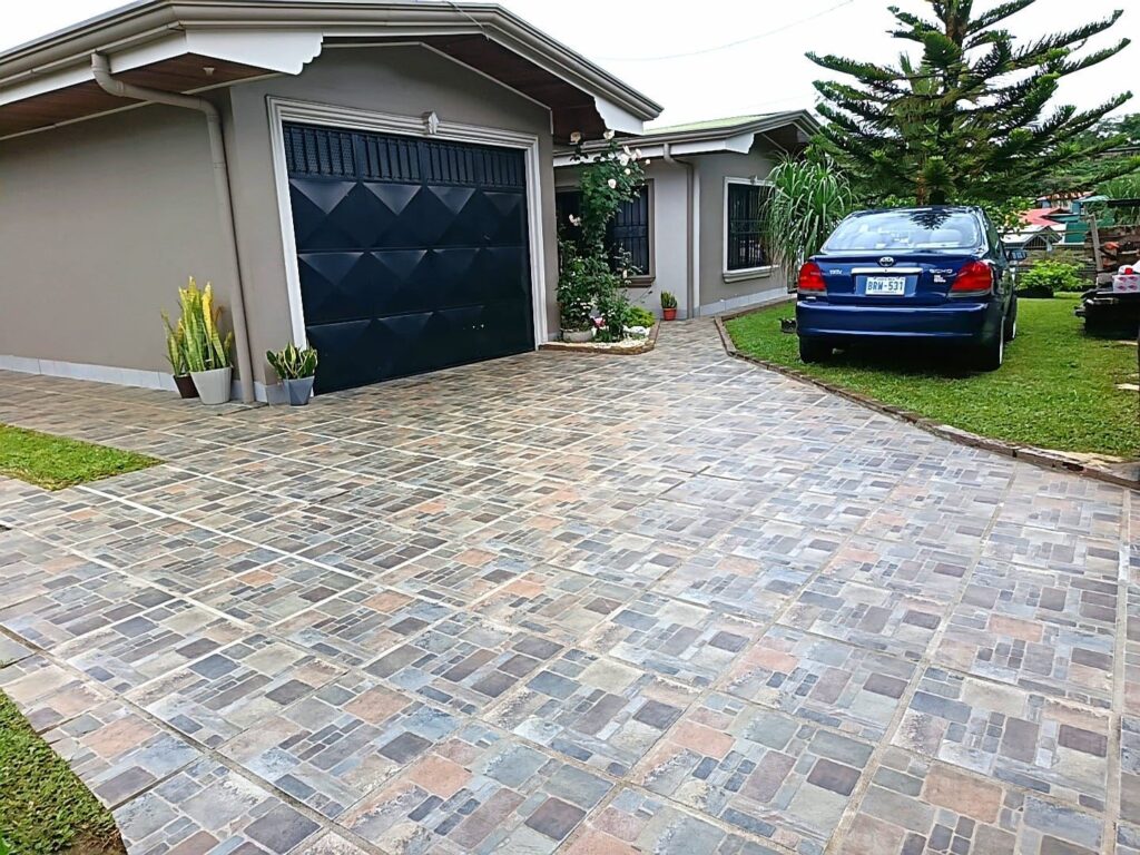 For Sale: 3 Home Property in Poás