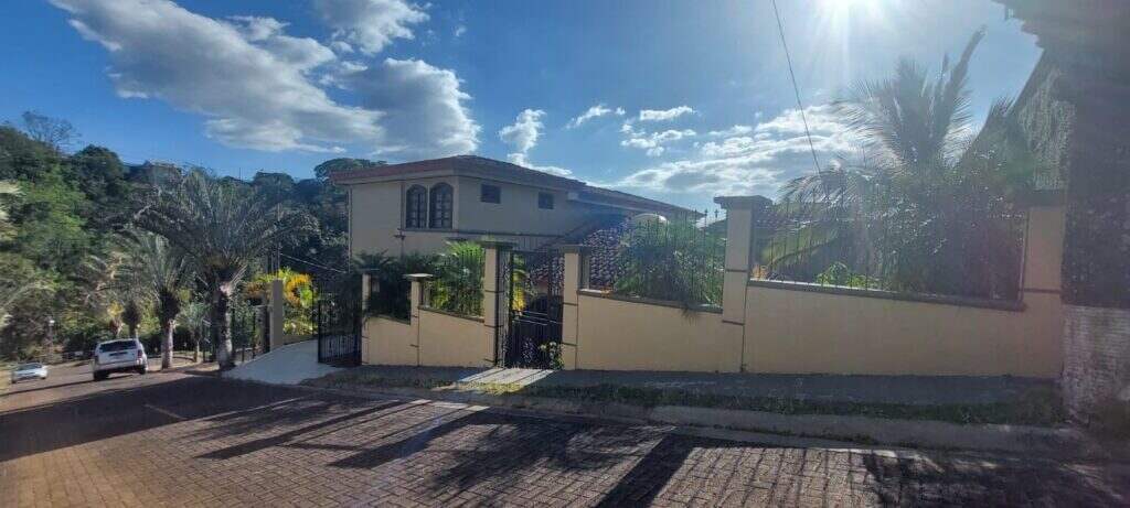 Expansive Colonial house for sale –