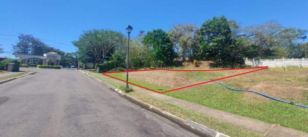 Large Lot in  sale  in Private  Condominium in Grecia , Costa Rica –