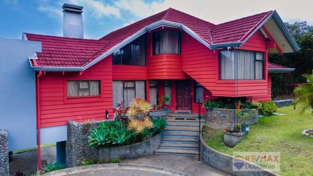 Chalet Style House for Sale in Volio, San Ramón, Costa Rica –