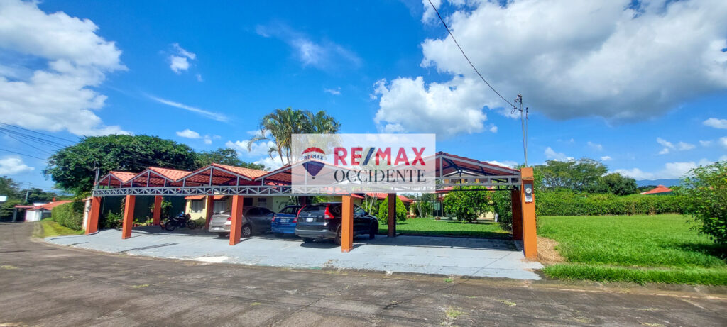For sale High-Yield Investment Property with 5 Rental Units