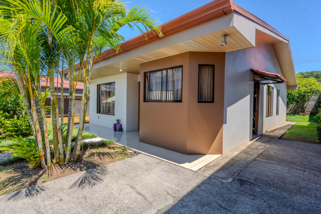 Charming House For Sale in Sarchi Costa Rica