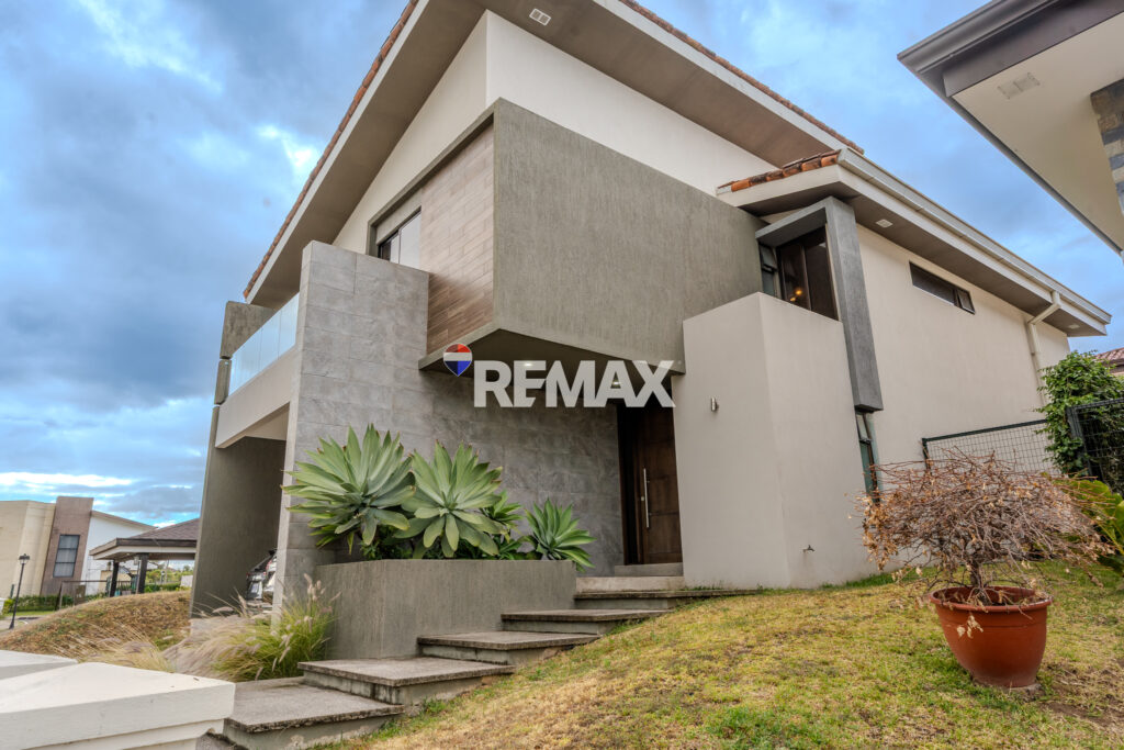 High-end Home for Sale in Santo Domingo, Heredia | Exclusive Gated Community