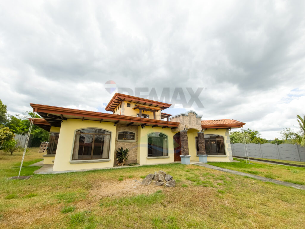 Luxury Home for Lease in Grecia | Private Pool & Prime Location