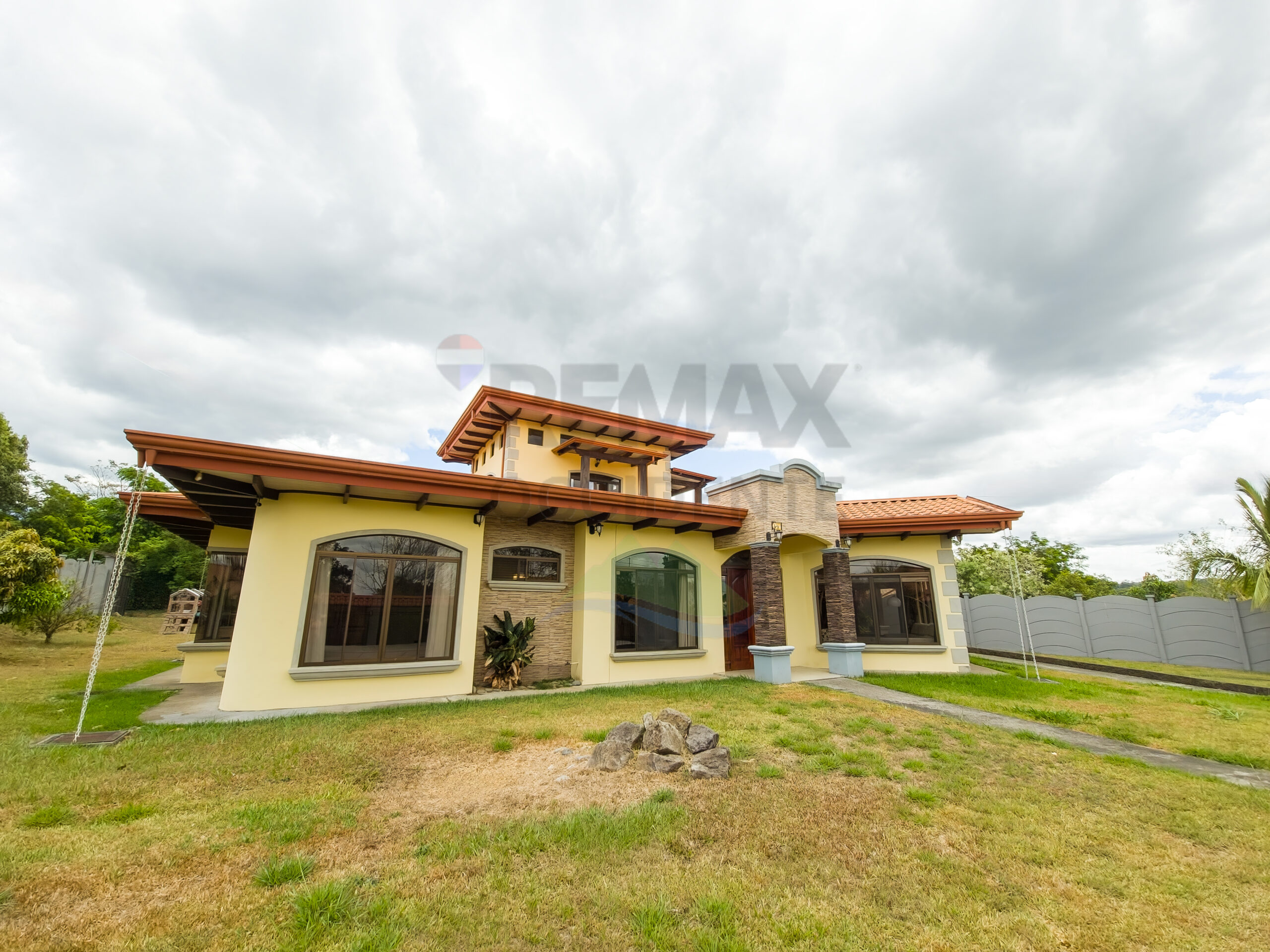 Luxury Home for Lease in Grecia | Private Pool & Prime Location