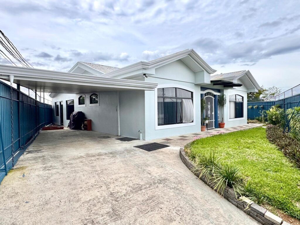 Spacious 5-BR Single-Story House for Sale in Grecia