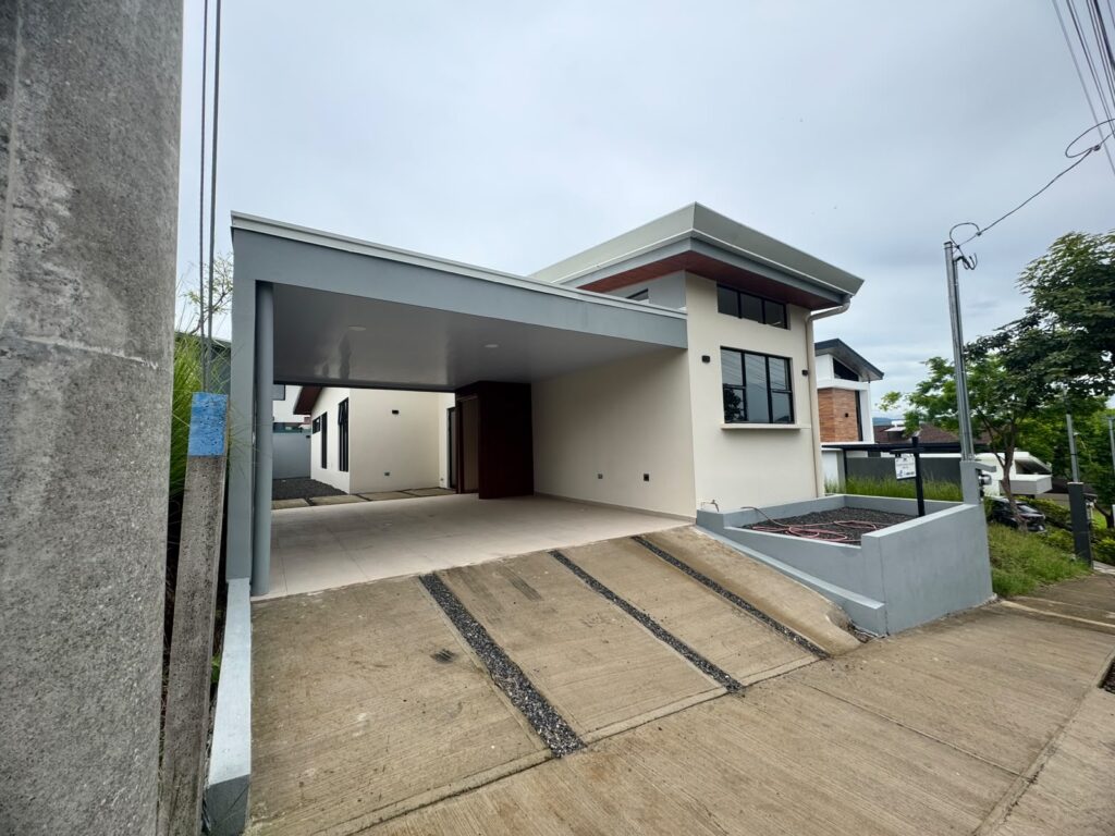 Moderm Single story home Grecia Costa Rica