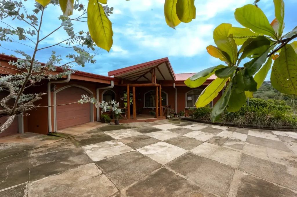 Charming Country Home with Mountain Views in San Ramón, Costa Rica