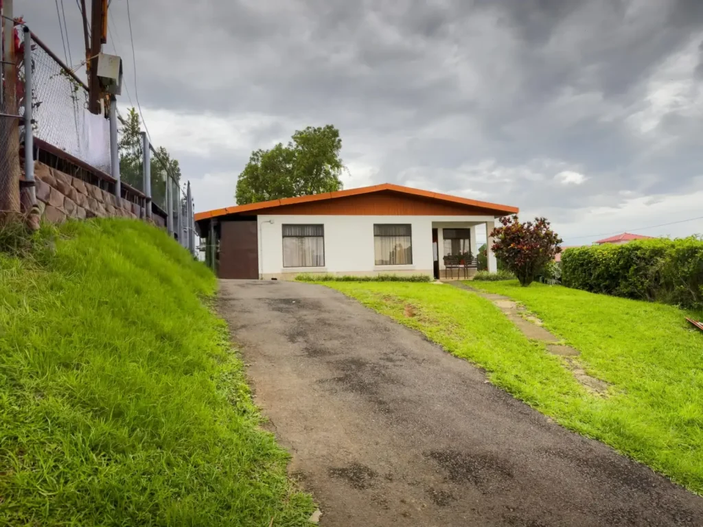 Land-Value Opportunity in Coveted San Isidro de Grecia