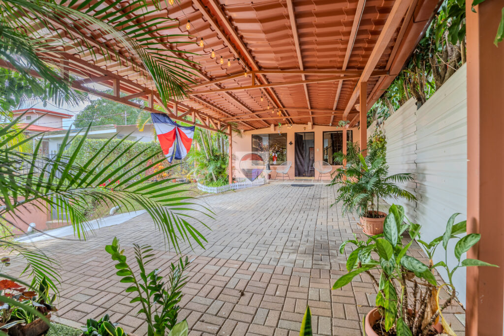 Two-Level Home for Sale in Grecia | Panoramic Views