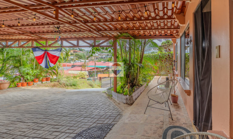 Two-Level Home for Sale in Grecia | Panoramic Views